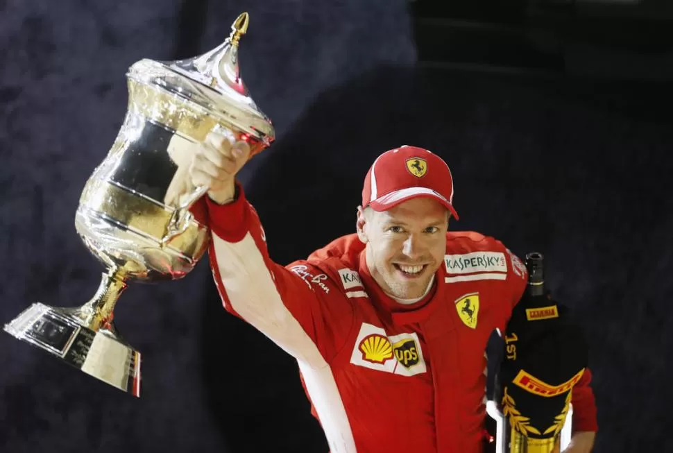 SÚPER FELIZ. Sebastian Vettel levanta la copa que ganó tras dura exigencia. corsa
