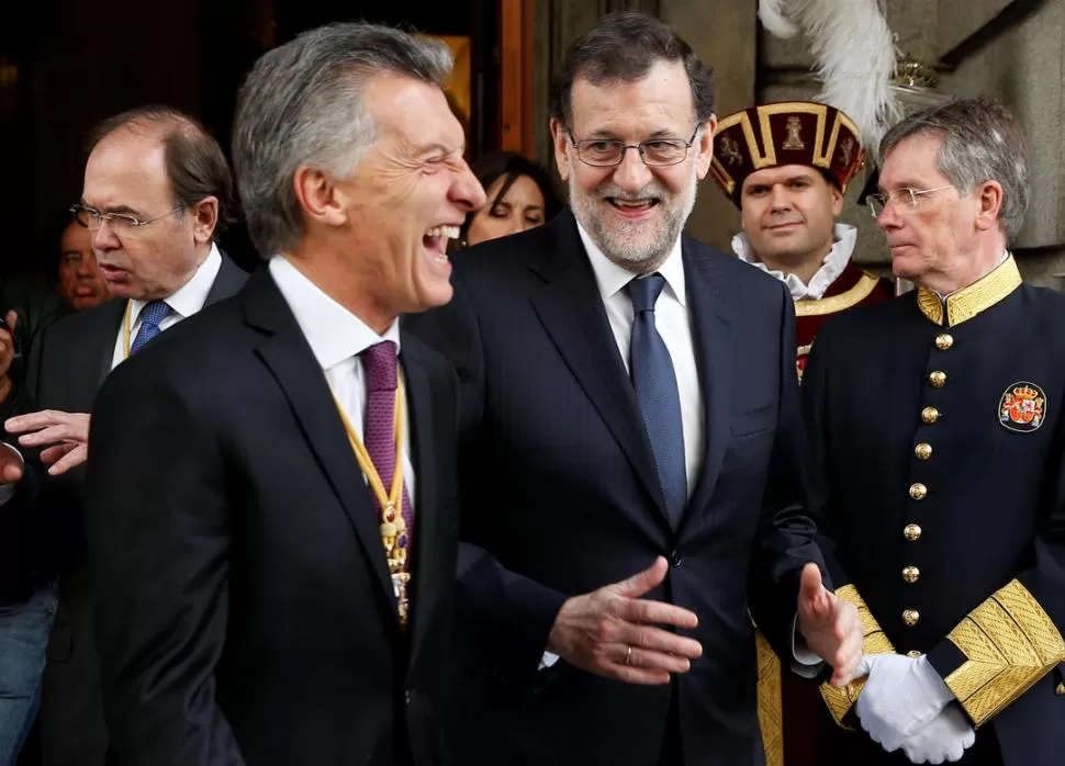 VIAJE. Para normalizar la relación y atraer inversiones, Macri realizó su primera visita a España en febrero de 2017. Fue recibido por Rajoy.  REUTERS