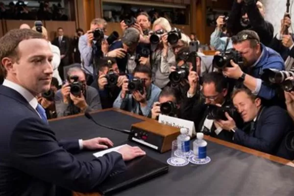 Zuckerberg asumió la responsabilidad por el caso de Cambridge Analytica ante el Senado de EEUU