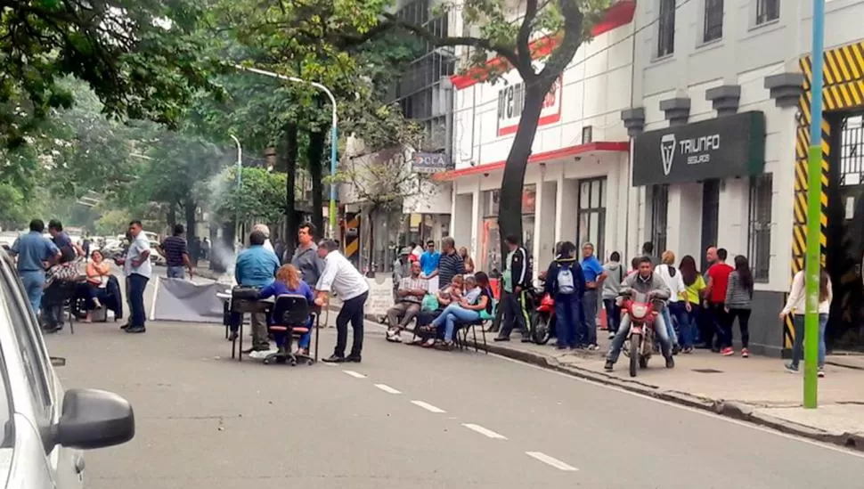 Protesta en el Tribunal de Faltas: trabajadores cortan el tránsito en Jujuy al 200