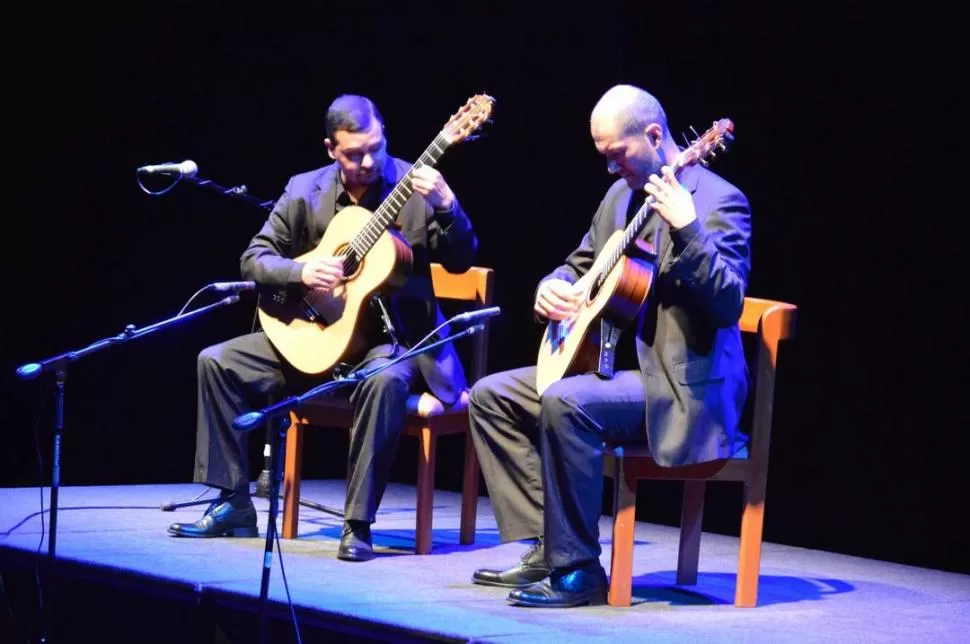 EN ACCIÓN. Gervasio Sánchez y Juan Pablo Gómez tocan en el festival internacional organizado en Perú. Gentileza Dúo Tucumán.