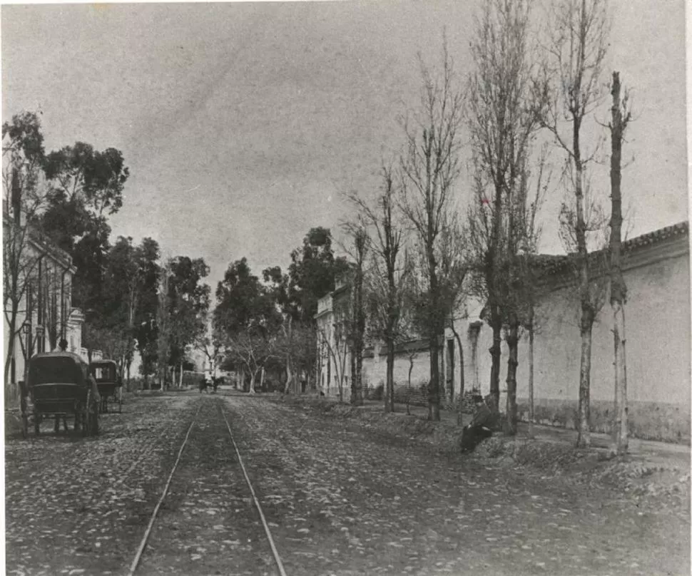 LA CALLE ALBERDI. A comienzos del siglo XX era una de las pavimentadas con adoquines. 