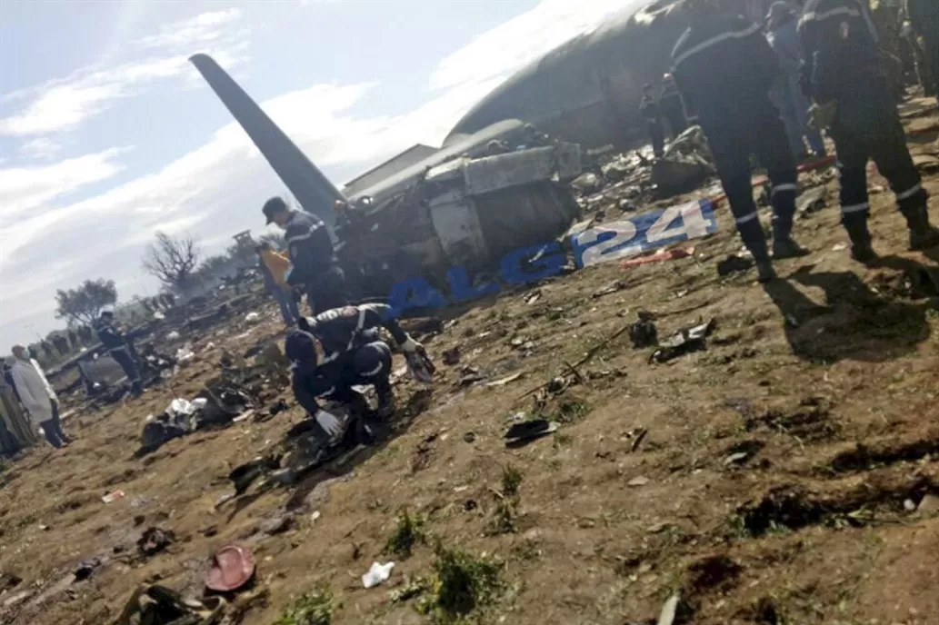 EN ARGELIA. Los rescatistas buscan sobrevivientes entre los restos del avión. FOTO TOMADA DE LA NACIÓN