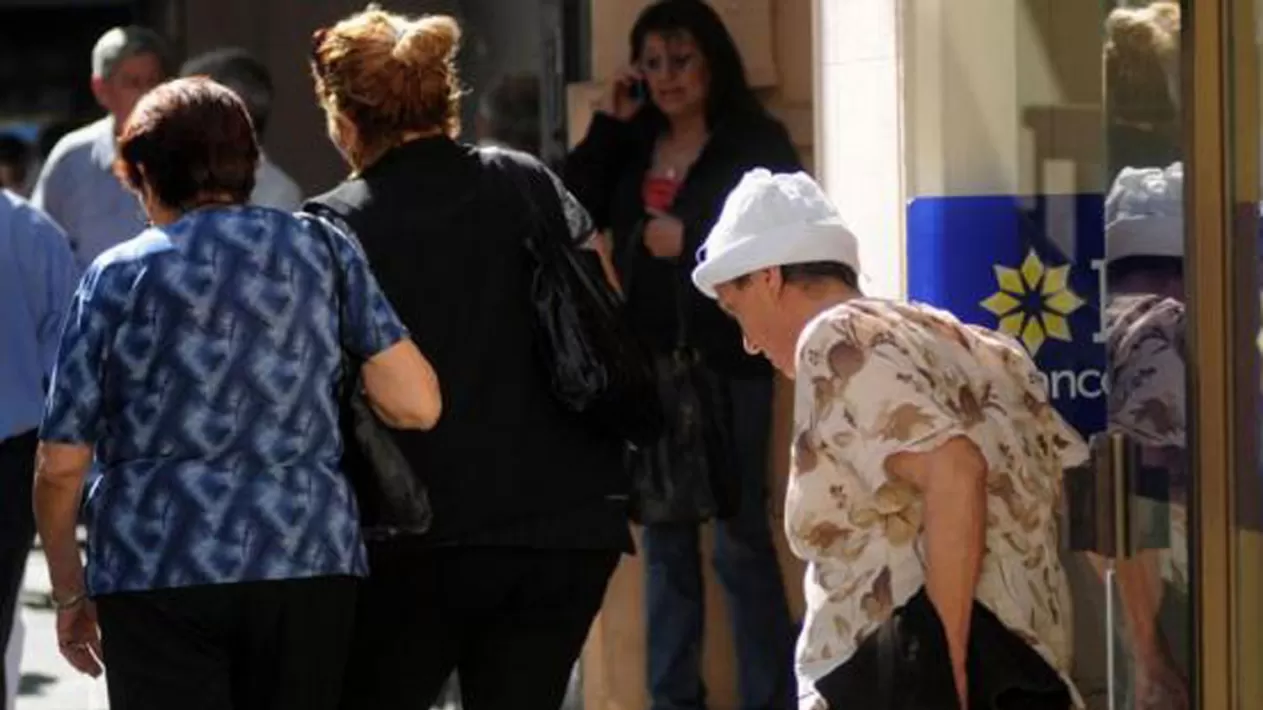 TERCERA EDAD. Tres mujeres mayores salen de un banco del microcentro. ARCHIVO