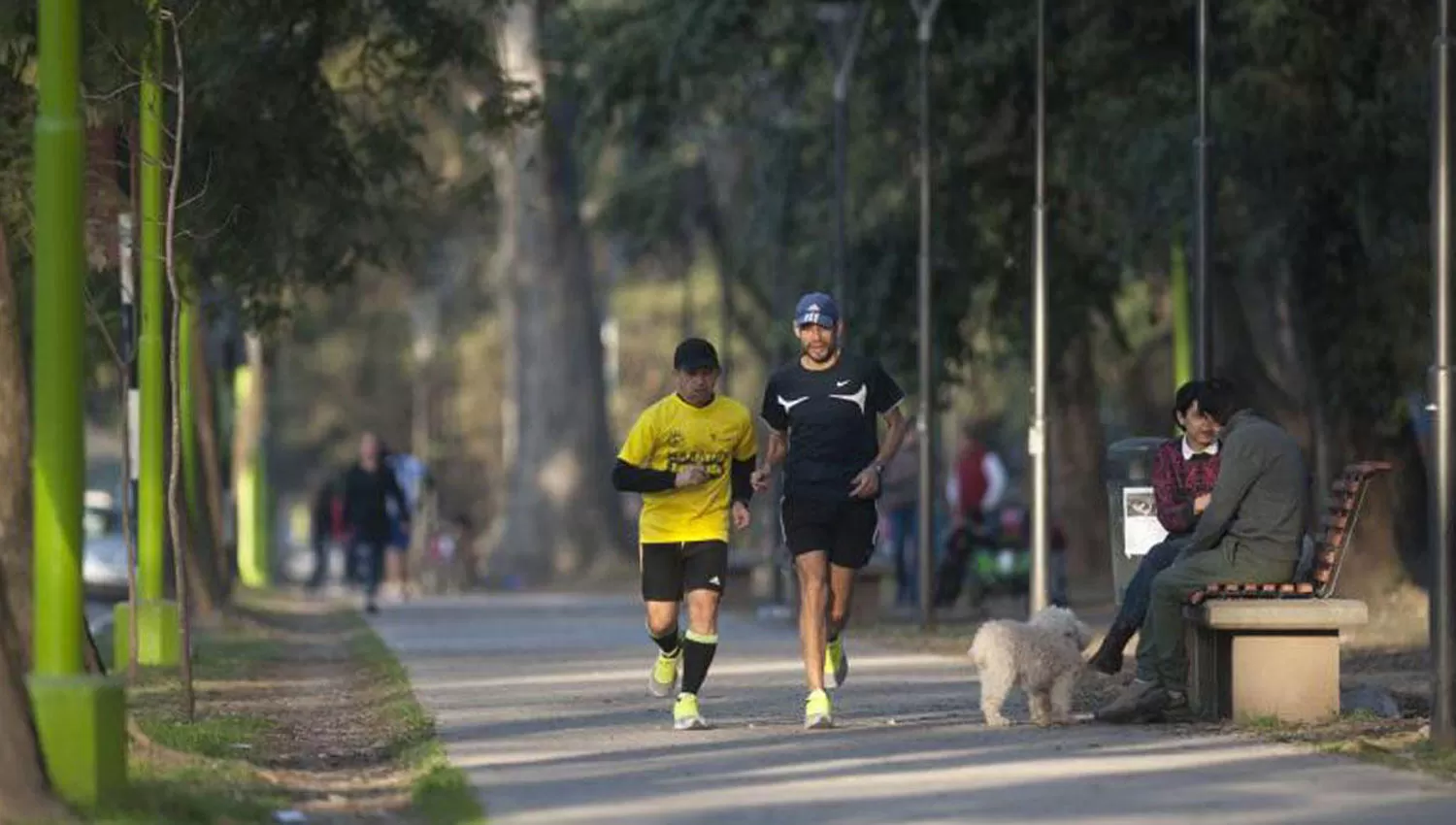 DEPORTES AL AIRE LIBRE. Muchas personas eligen el parque Avellaneda para realizar deportes. ARCHIVO