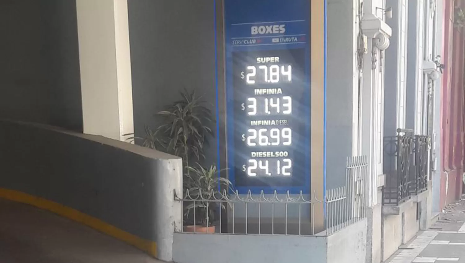 AUTOMÓVIL CLUB ARGENTINO. Los nuevos precios de las naftas de YPF en Tucumán. FOTO GENTILEZA PEDRO ROMANO