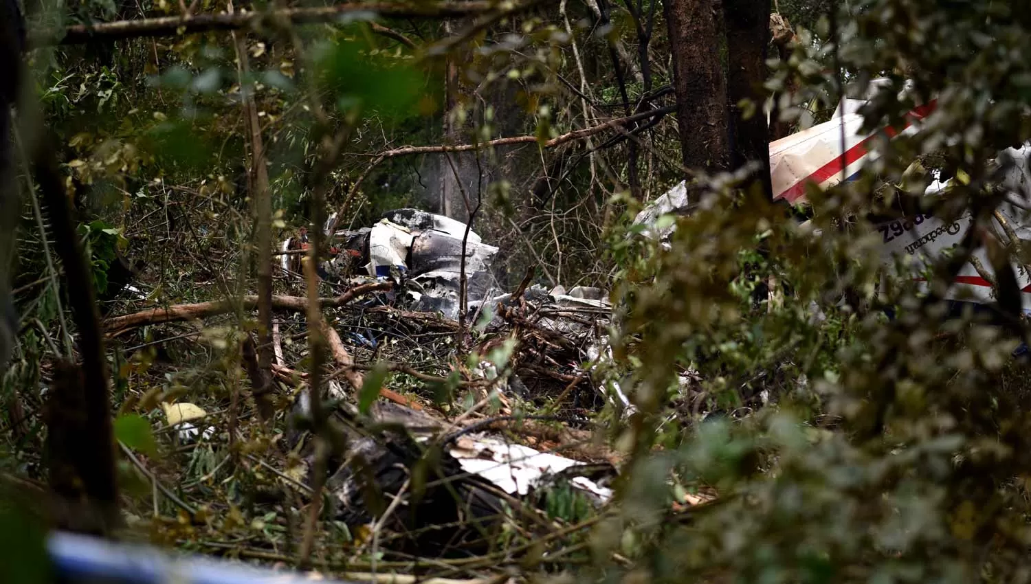 Los restos del avión que fueron hallados por lugareños de El Naranjo. LA GACETA/FOTO DE JOSÉ NUNO