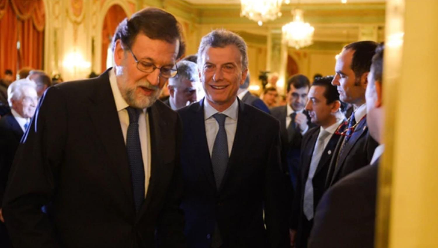 EN BUENOS AIRES. Mariano Rajoy y Mauricio Macri, en el hotel Alvear, antes de la conferencia del mandatario español. FOTO TOMADA DE INFOBAE.COM
