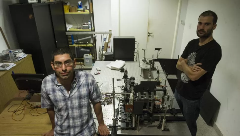 LABORATORIO. Roberto, Augusto y el complejo sistema de lentes y cámaras que construyeron para observar, medir y cuantificar la calidad visual. LA GACETA / FOTOS DE JORGE OLMOS SGROSSO-