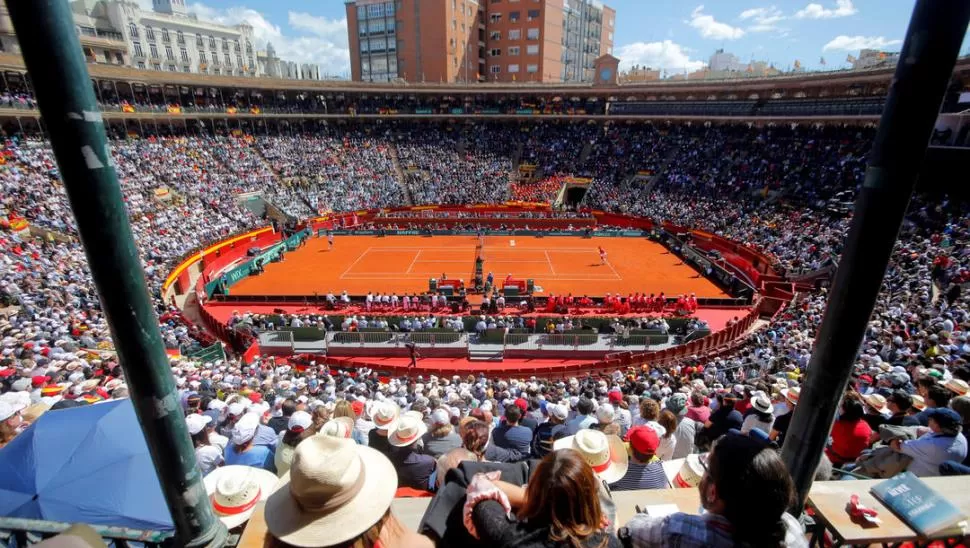 DESBORDADA. En la plaza de toros de Valencia se vivió con intensidad el infartante match entre España y Alemania. Reuters