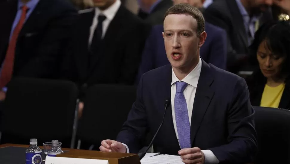 “Yo empecé Facebook, yo lo dirijo y soy responsable de lo que pasa acá”, dijo Mark Zuckerberg (dejó de lado su estilo informal) en su declaración, ante la mirada de los representantes que forman parte de la Comisión de Comercio, Ciencia y Transporte del Senado. 