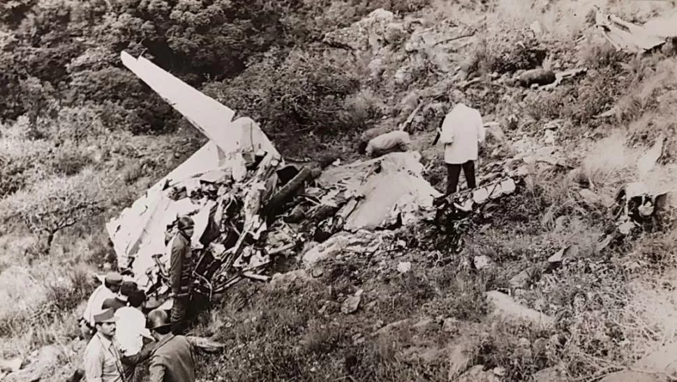 LOS RESTOS DEL AVIÓN. Un equipo de militares y rescatistas inspecciona la nave en la que viajaba Calliera padre. archivo