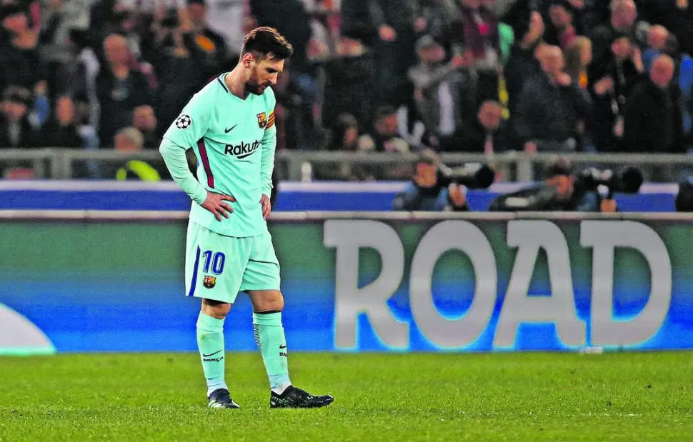DE NO CREER. Messi sufrió como pocos la sorpresiva eliminación de Barcelona ayer ante Roma, en el estadio Olímpico. Lo bueno para la Selección y Sampaoli es que el 10 llegará al Mundial de Rusia con menos partidos y más descansado. reuters