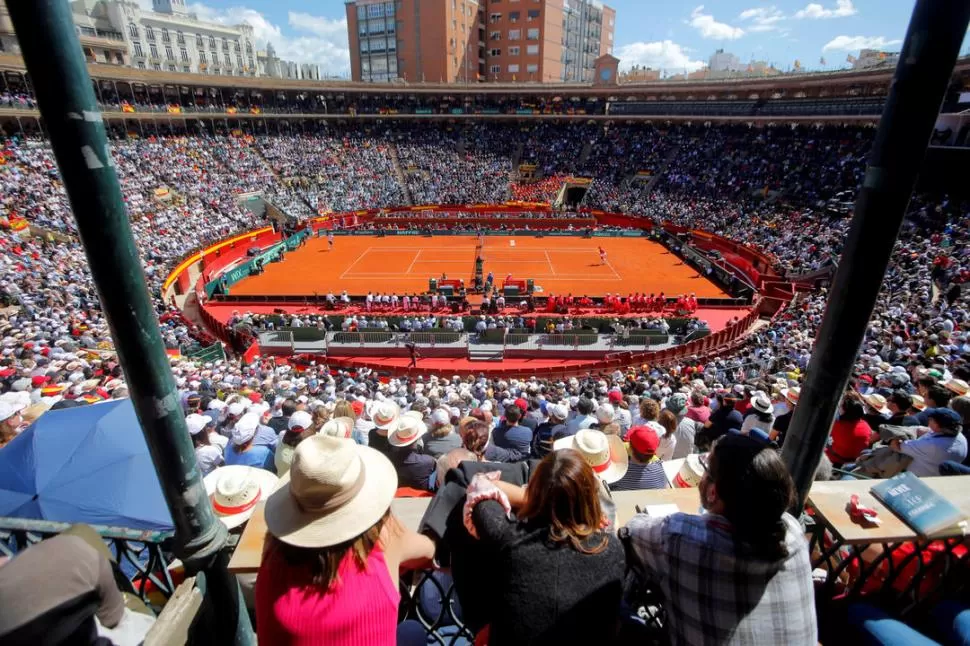 DESBORDADA. En la plaza de toros de Valencia se vivió con intensidad el infartante match entre España y Alemania. Reuters