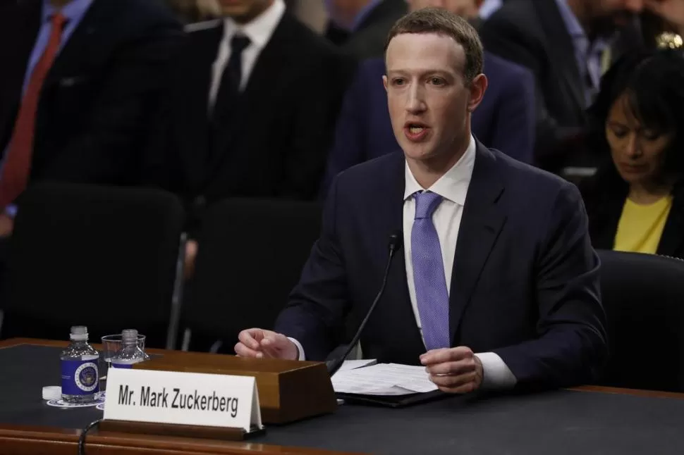 “Yo empecé Facebook, yo lo dirijo y soy responsable de lo que pasa acá”, dijo Mark Zuckerberg (dejó de lado su estilo informal) en su declaración, ante la mirada de los representantes que forman parte de la Comisión de Comercio, Ciencia y Transporte del Senado. 
