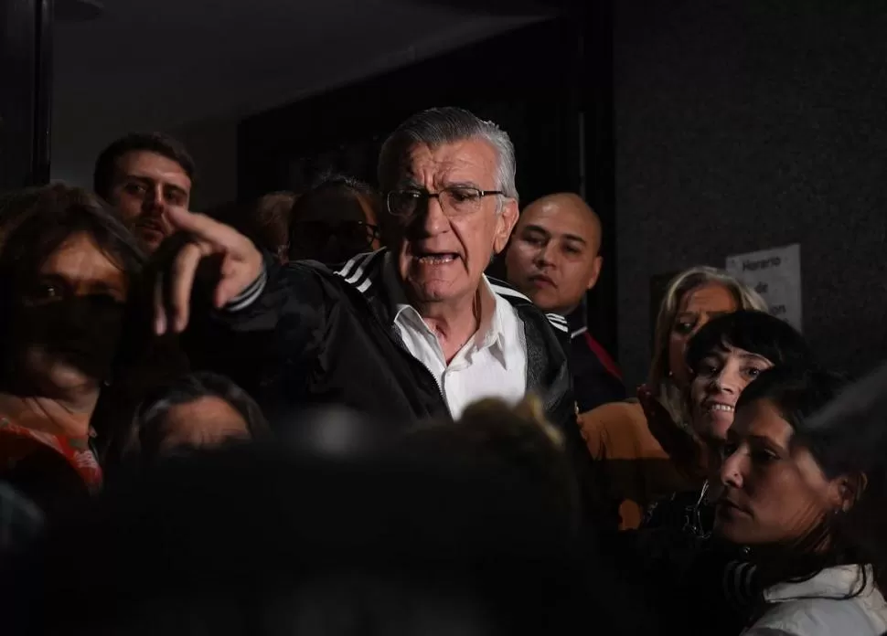 POR LA NOCHE. El diputado Gioja dejó la sede nacional del Partido Justicialista tras una orden de desalojo. télam