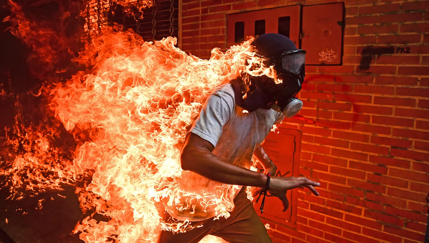 La imagen que muestra a Salazar alcanzado por las llamas. TÉLAM