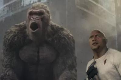 Llegan los primates gigantes, pero los domina Dwayne Johnson