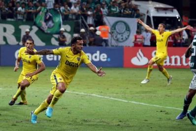 Tevez ingresó en el complemento y en tiempo de descuento logró el empate