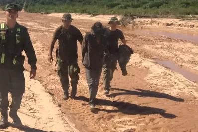 Caminaba solo con su mochila y descubrieron que llevaba más de 10 kilos de cocaína