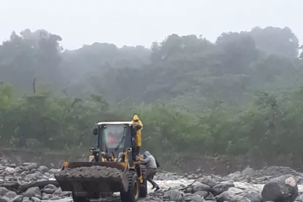 Rescataron a seis trabajadores que quedaron atrapados por la creciente de dos ríos en Alpachiri