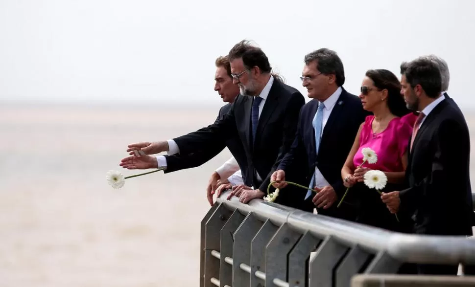 MEMORIA. Rajoy visitó al Parque de la Memoria, donde rindió homenaje a los desaparecidos. Reuters