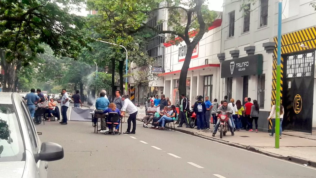 PROTESTAS. Los municipales se vienen manifestando en Jujuy al 200. FOTO ARCHIVO TOMADA DE TWITTER.COM/VERONICAKIROGA