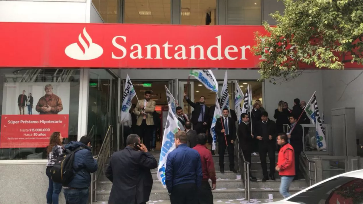 NO HAY ATENCIÓN. Protesta y paro en las sucursales del Banco Santander Río
