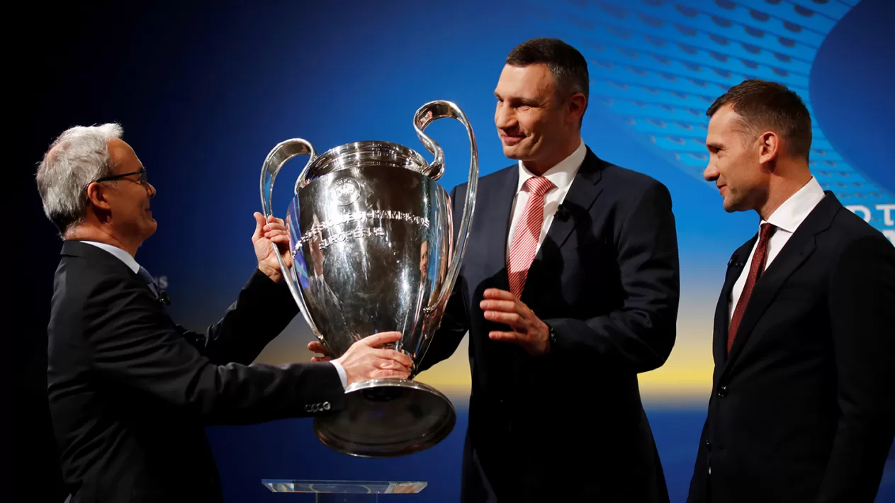 Giorgio Marchetti, director deportivo de la UEFA, le entrega la Champions a Vitali Klitschko y Andry Scehvchenko previo al sorteo en Suiza.
REUTERS