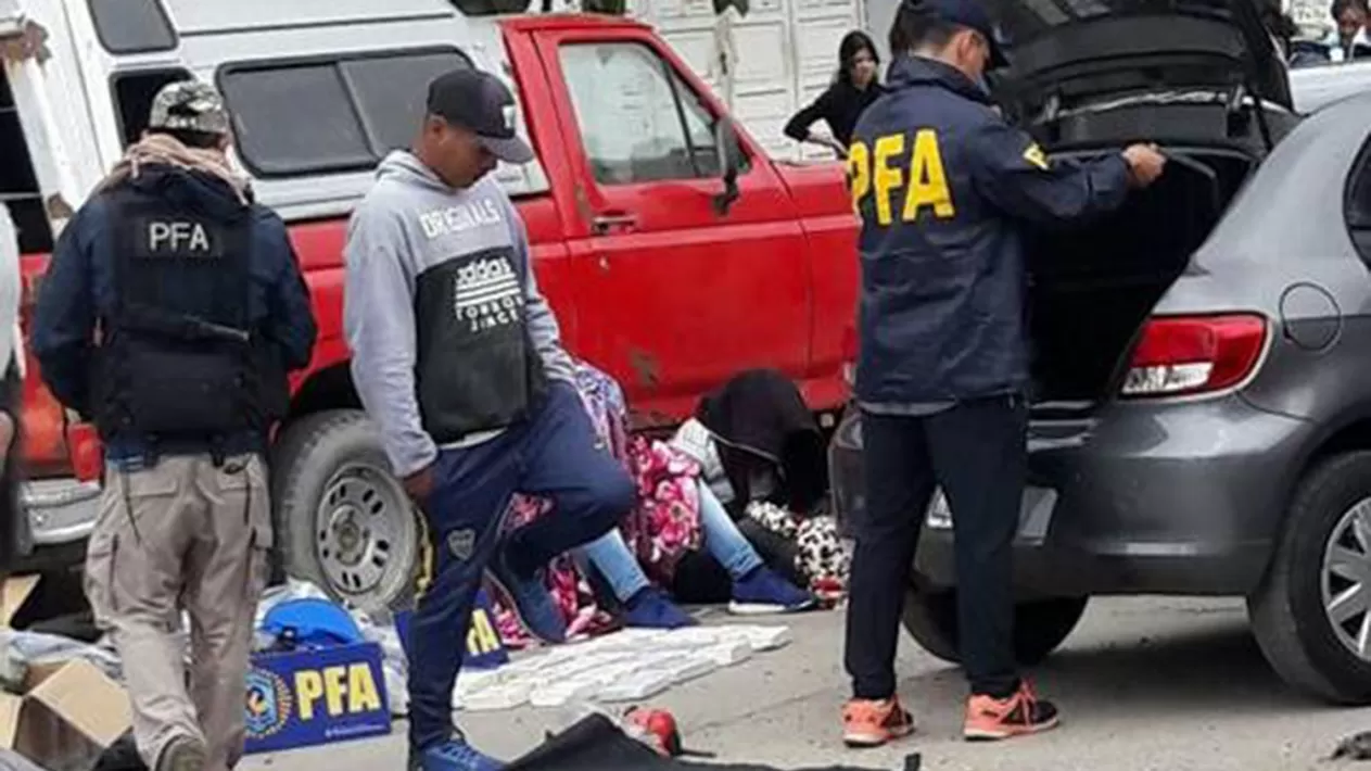 EN ORÁN. En un procedimiento se secuestró droga y se detuvo a por lo menos a cuatro personas que se dedicaban a trasladar la cocaína por vía terrestre a Tucumán. FOTO GENTILEZA ORÁN AL DÍA