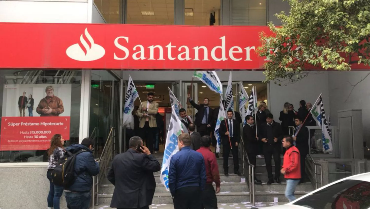 NO HAY ATENCIÓN. Protesta y paro en las sucursales del Banco Santander Río
