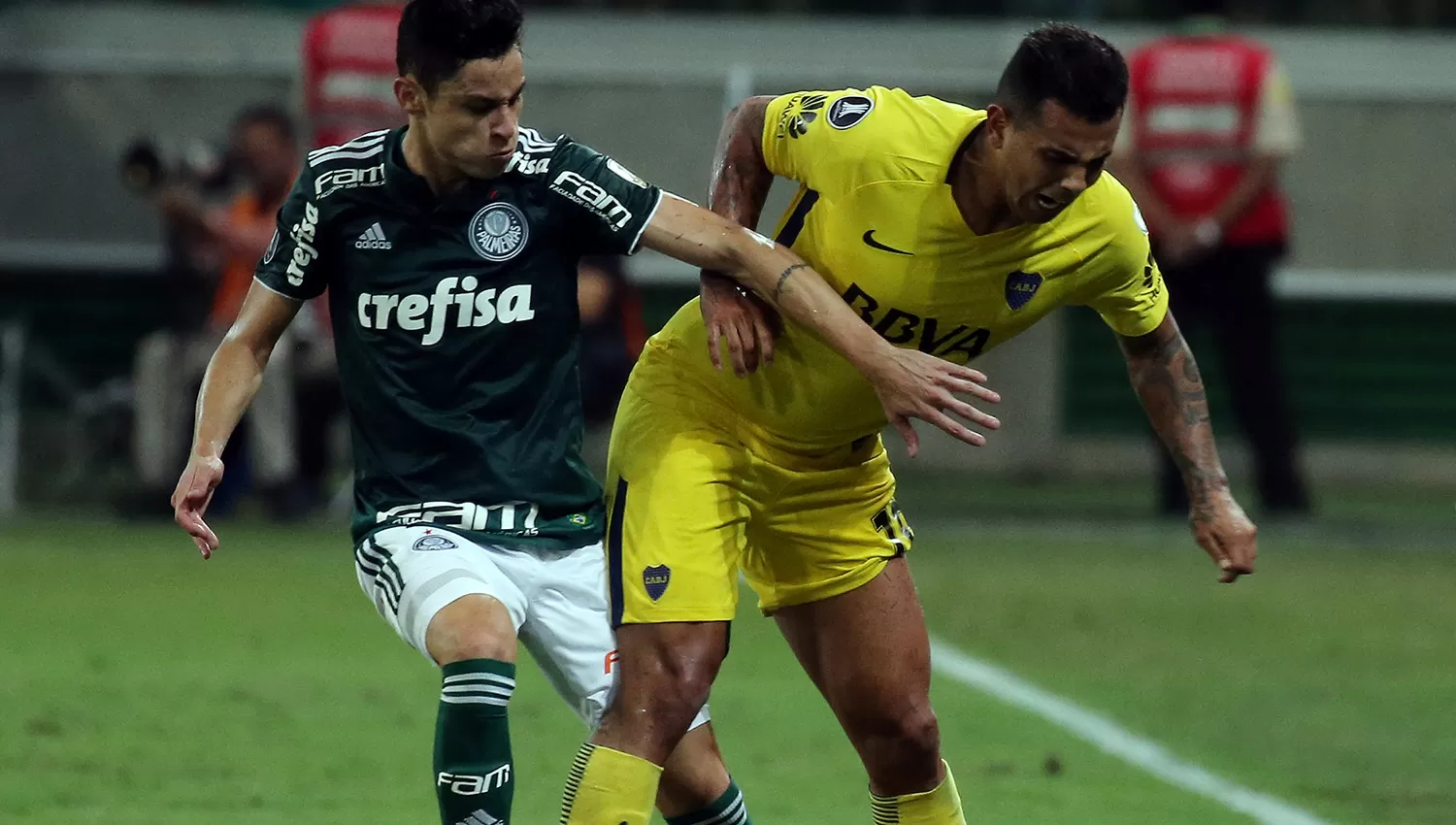 Edwin Cardona, en acción ante Diego Barbosa, de Palmeiras.
REUTERS