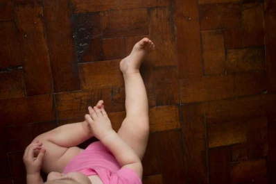 ¿Es bueno que los chicos estén descalzos?