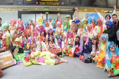 El increíble viaje en un avión que despegó con 50 payaterapeutas tucumanos