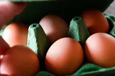 Por qué subió tanto el precio de la bandeja de huevos: cuesta lo mismo que dos kilos de pollo
