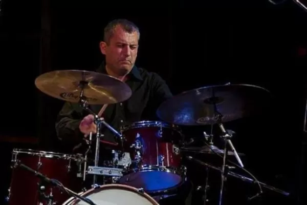 Un baterista que resuelve emociones