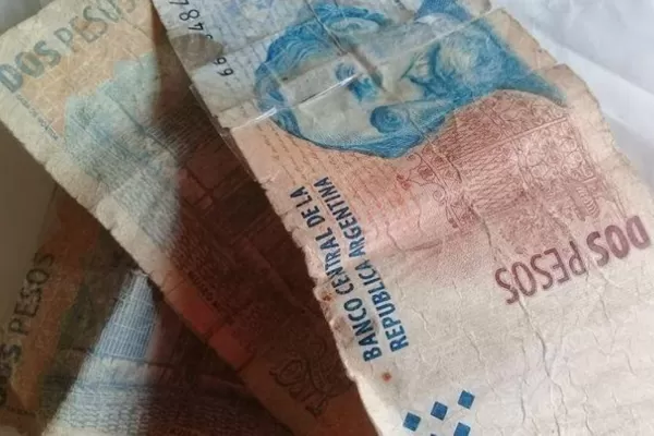 Advierten que multarán a los comercios que no reciban los billetes de $2