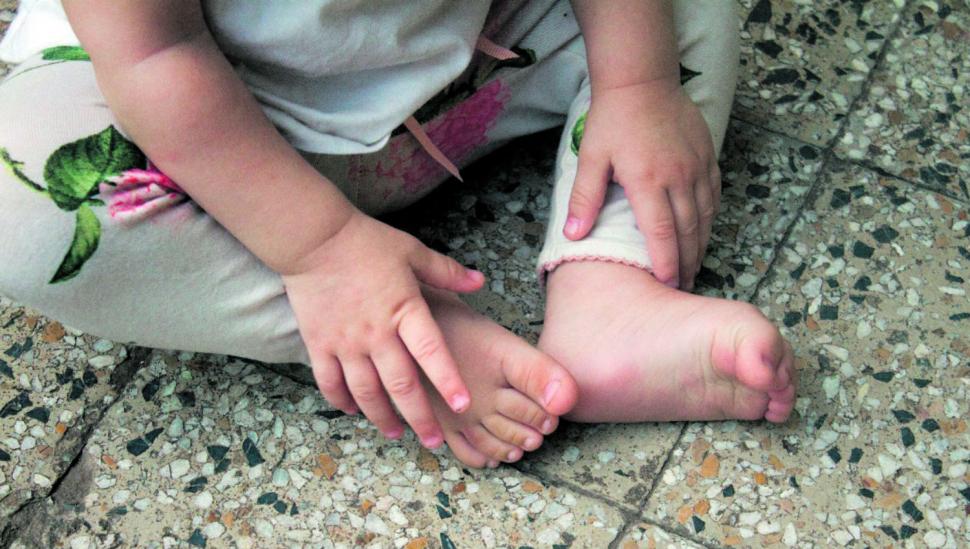 Descalzos y al natural, lo mejor para los niños