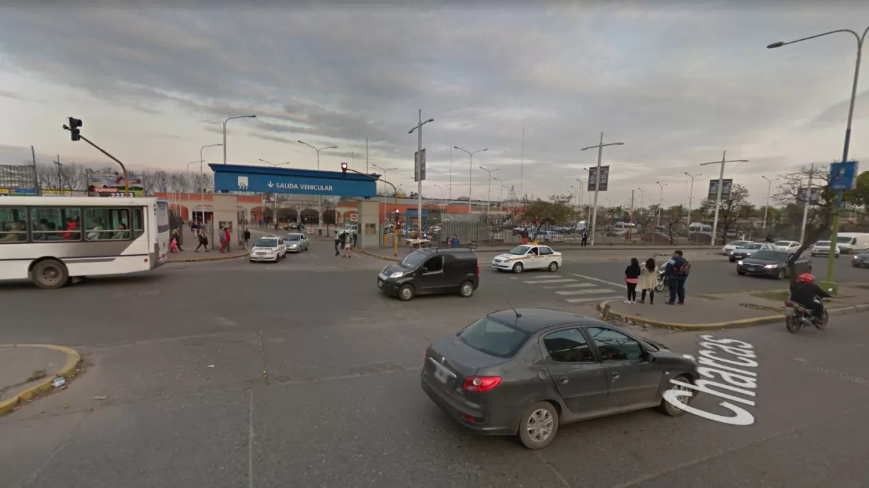Denuncian que un colectivero discutió con un pasajero y lo arrojó del vehículo: está grave