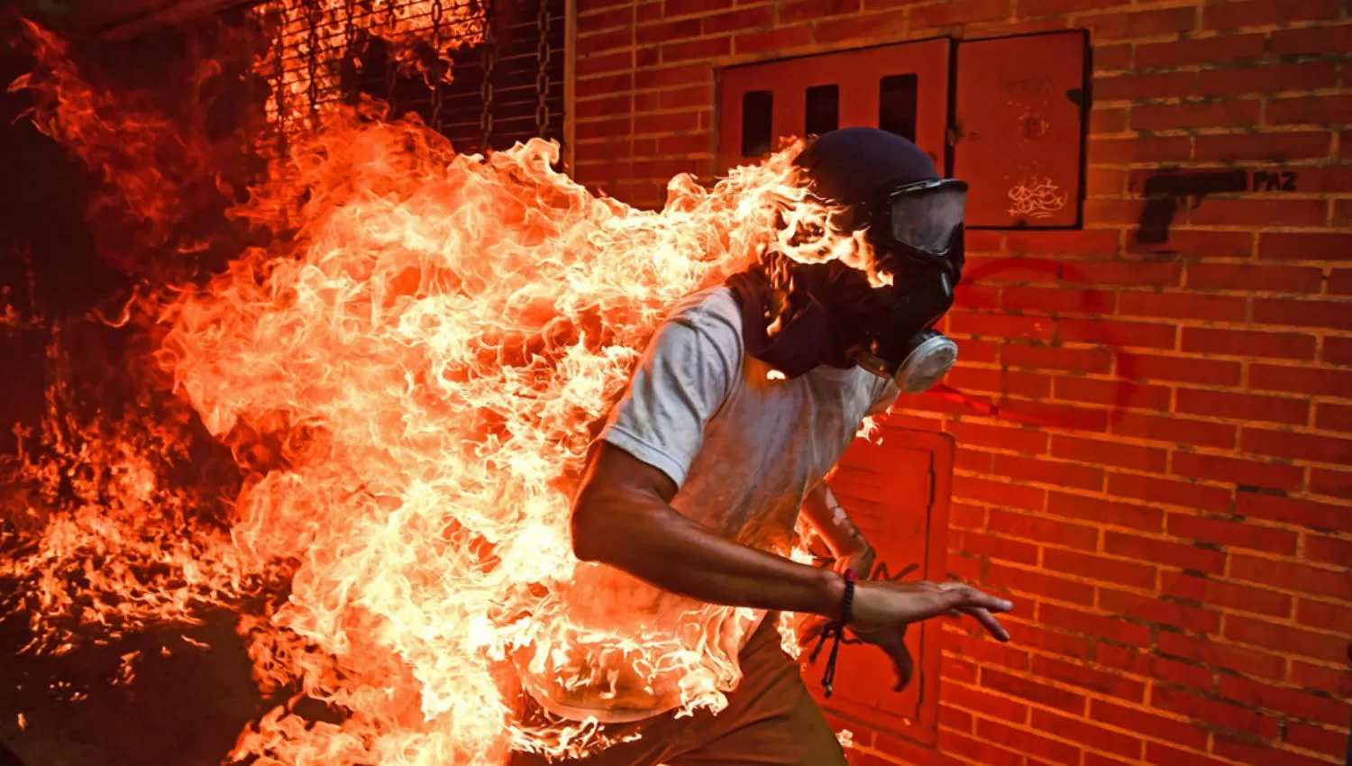 LA MEJOR. Un joven envuelto en llamas un joven en llamas durante las protestas en Ronaldo Schemidt /AFP
