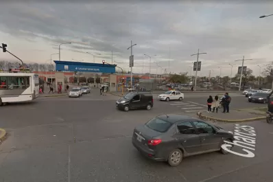 Denuncian que un colectivero discutió con un pasajero y lo arrojó del vehículo: está grave