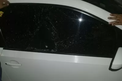 Volvieron los rompevidrios: atacaron el auto de una mujer en Mate de Luna y Viamonte