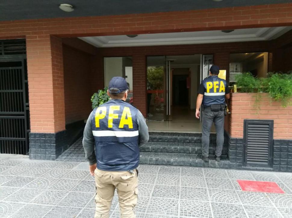 EN TODOS LADOS. Los hombres de seguridad recorrieron varias viviendas la capital, Villa Mariano Moreno, Atahona y  barrios de Famaillá.  