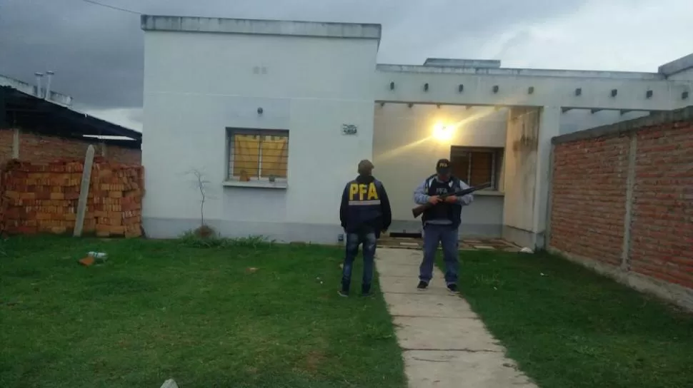 EN TODOS LADOS. Los hombres de seguridad recorrieron varias viviendas la capital, Villa Mariano Moreno, Atahona y barrios de Famaillá. 
