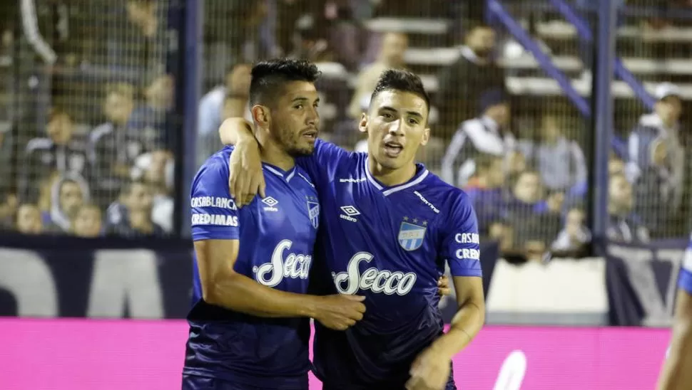 CANSADOS PERO FELICES. Núñez y Melo, dos de las figuras de Atlético, se abrazan tras el gol del formoseño, el del 2 a 1. foto de maría silvia granara (especial para la gaceta)