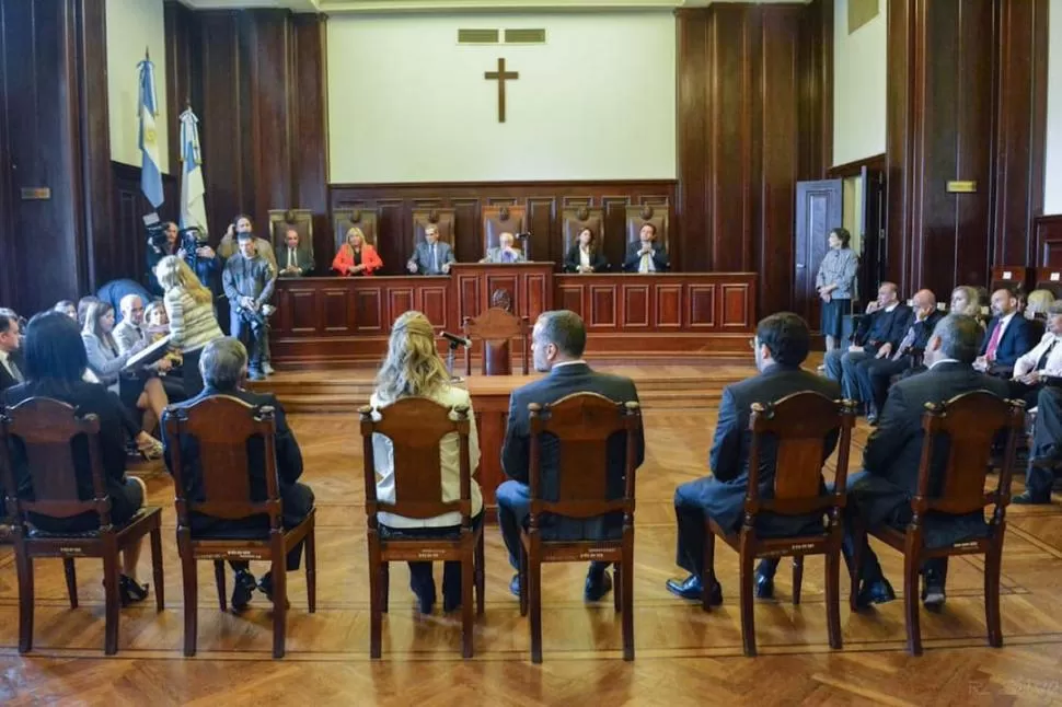 EN EL SALÓN DE ACTOS. Los seis nuevos jueces (de espaldas), los invitados especiales a los costados y las máximas autoridades de los Tribunales (de frente). ricardo silva - prensa cam