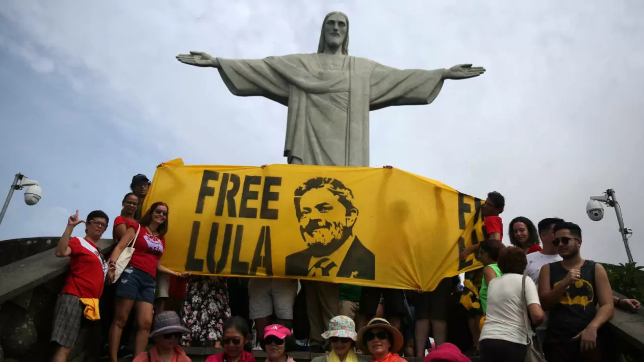 APOYO. Partidarios de Lula llevaron su reclamo hasta el mismísimo Corcovado. REUTERS
