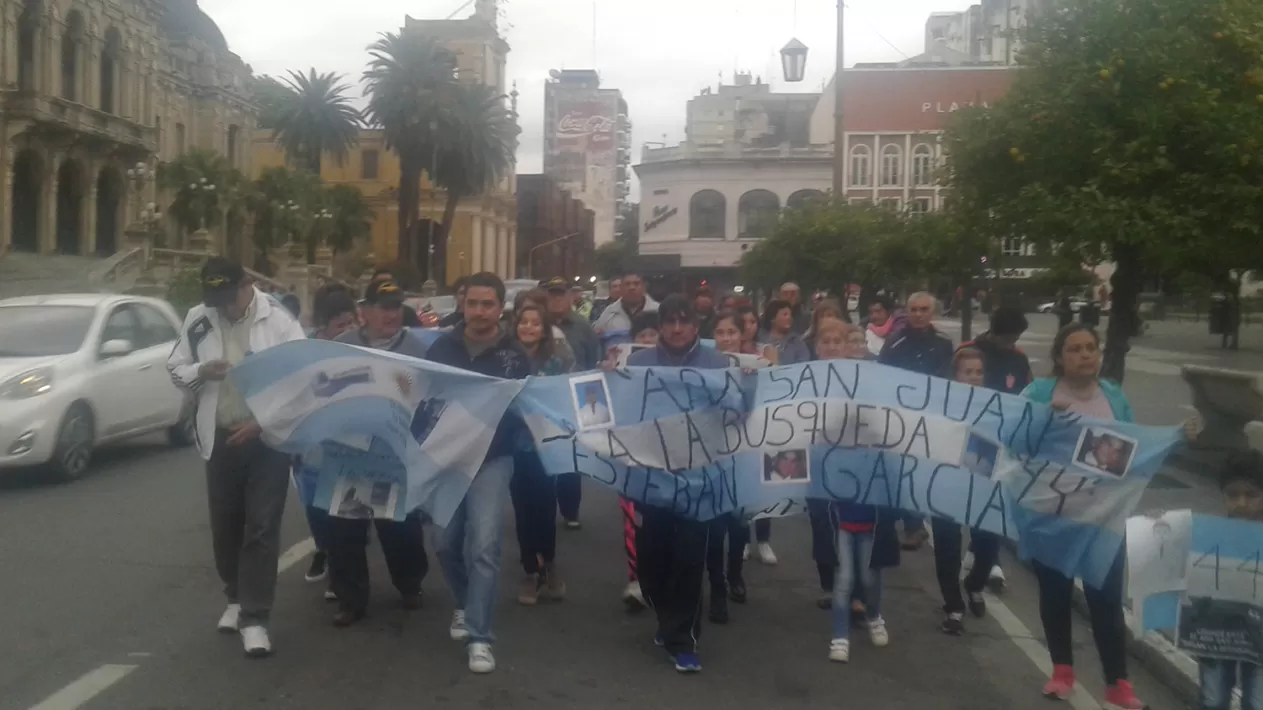 ARA San Juan: familiares de Esteban García marcharon en la plaza Independencia