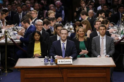 Y un día Zuckerberg se puso corbata