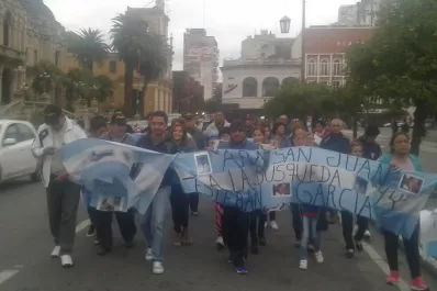 ARA San Juan: familiares de Esteban García marcharon en la plaza Independencia